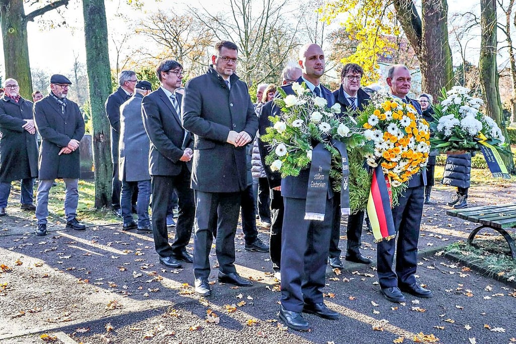 Jedes Jahr zum Volkstrauertag wird – wie hier auf dem Friedhof in der Dresdener Straße in Wittenberg – an Opfer von Krieg und Gewalt erinnert.