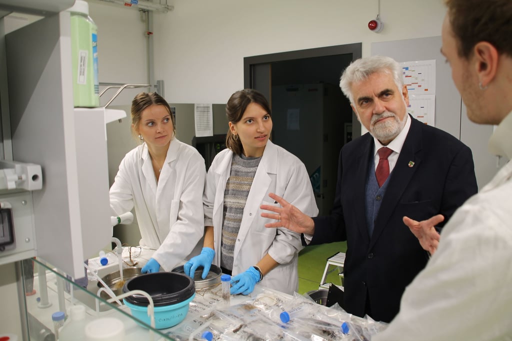 Sachsen-Anhalts Wissenschaftsminister Armin Willingmann (SPD) im Gespräch mit Wissenschaftlern in einem der neuen Labore.