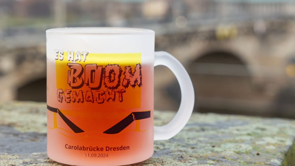 Mit einer neuen Glühweintasse erinnern Dresdner Unternehmer an den Einsturz der Carolabrücke im vergangenen Jahr.