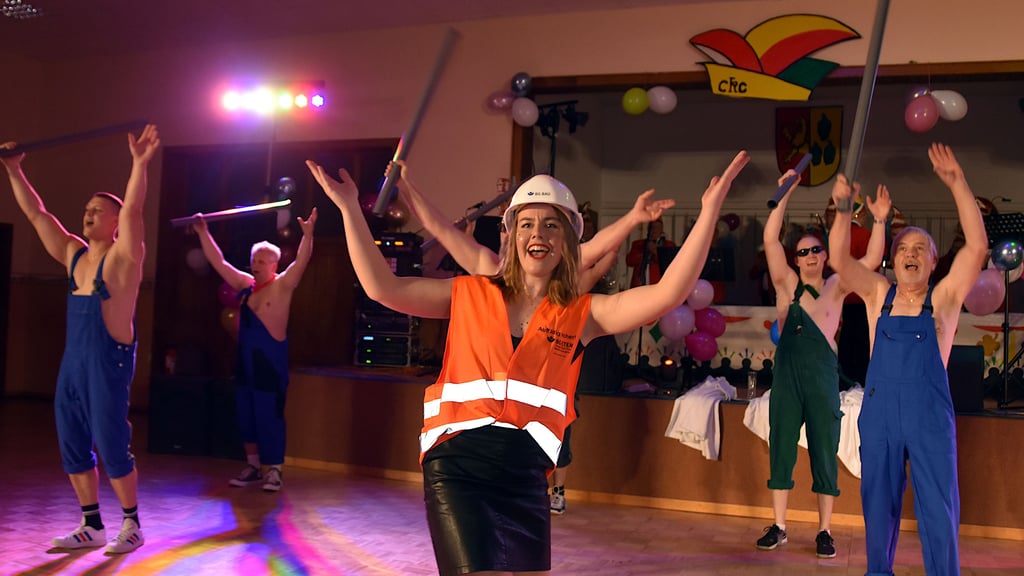 Maja Bösche gibt die Richtung vor, während das Männerballett beim „Rohrverlegen“ zu Mickie Krause vollen Einsatz zeigt – ein humorvoller Auftakt, der das Publikum gleich in Stimmung bringt. 