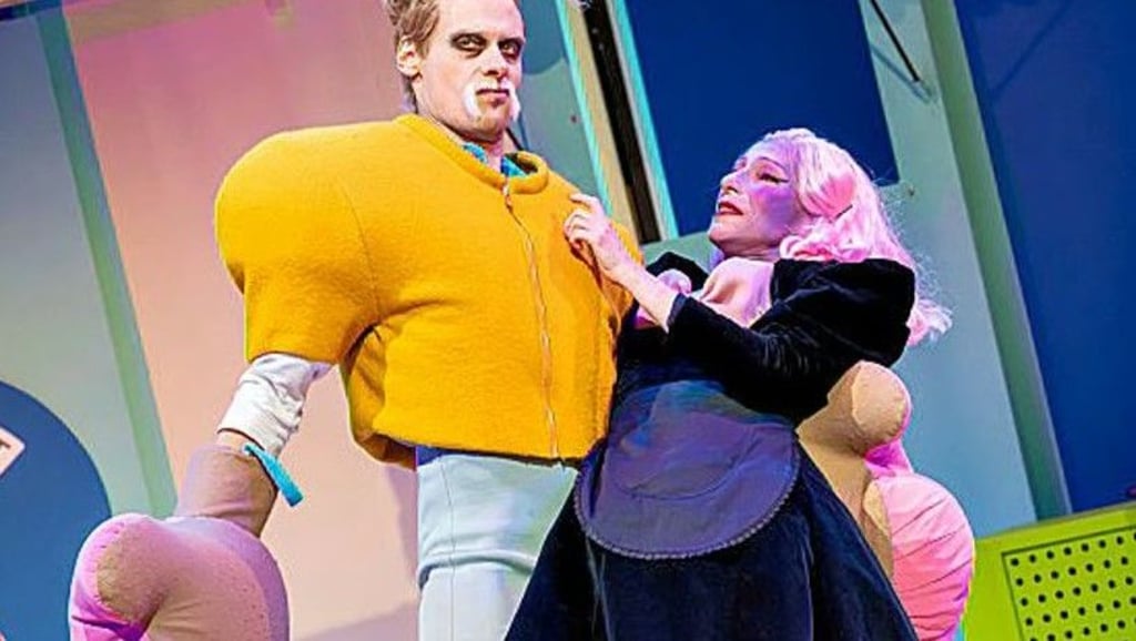 Matthias Walter (l.) und Nicoline Schubert spielen bei der Premiere von Spuk unterm Riesenrad mit.