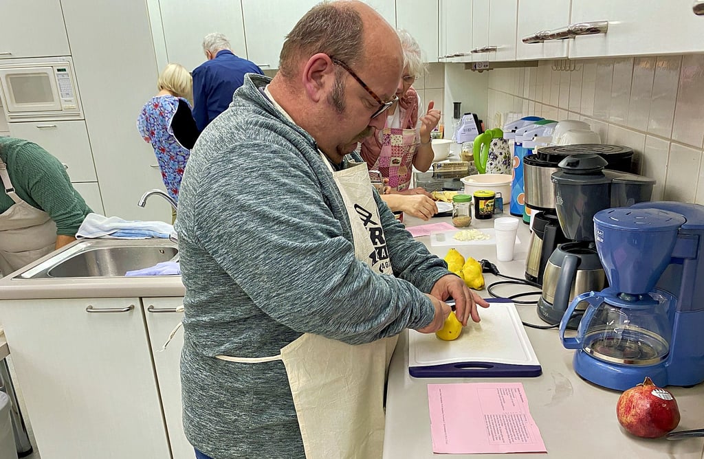 Ralf Friedrich aus Barby schneidet die Quitten für das geplante Desert. 