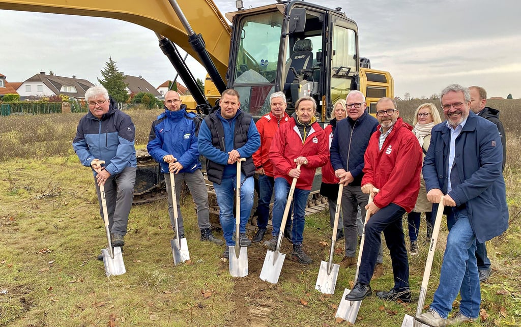 In Bernburg ist ein neues Baugebiet von Vertretern der Sparkasse, des Wasser-Zweckverbandes und der Stadt Bernburg eröffnet worden. 