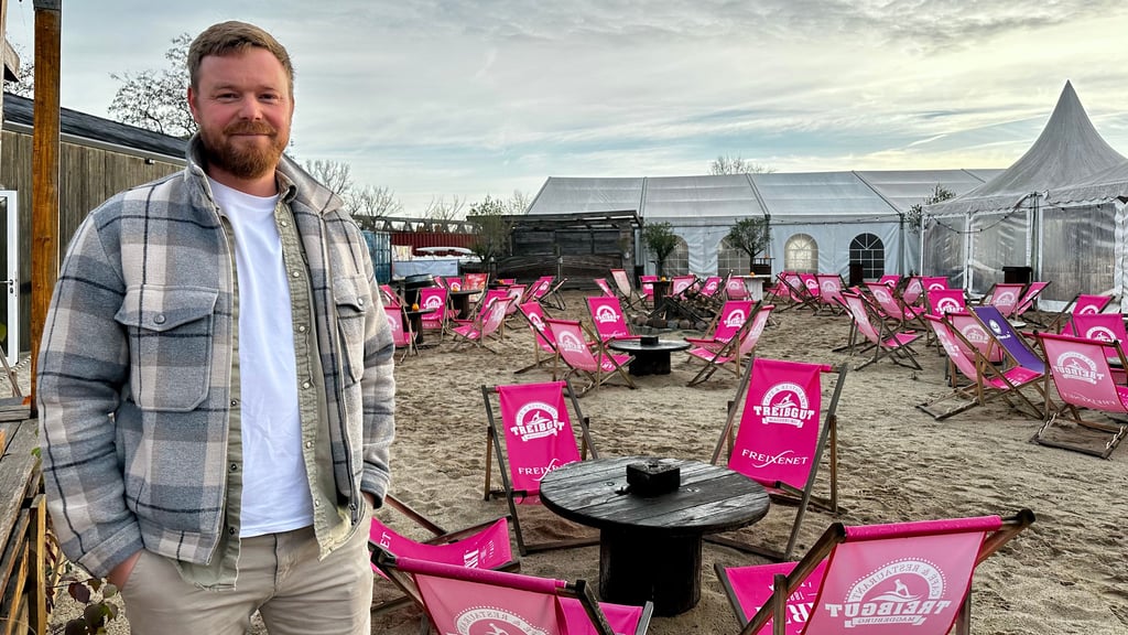 Jan Walsleben, Betreiber des Cafés Treibgut im Magdeburger Wissenschaftshafen, hat große Pläne für das Areal.