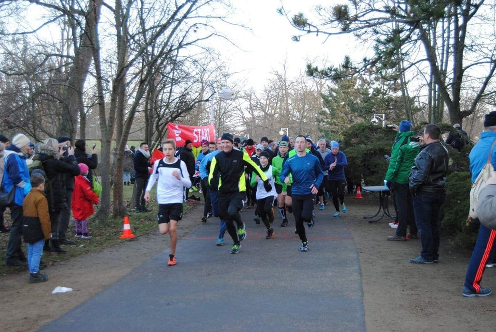 Der Silvesterlauf im Kurpark von Bad Salzelmen zieht jedes Jahr zahlreiche Läufer - und zwar nicht nur aus Schönebeck.
