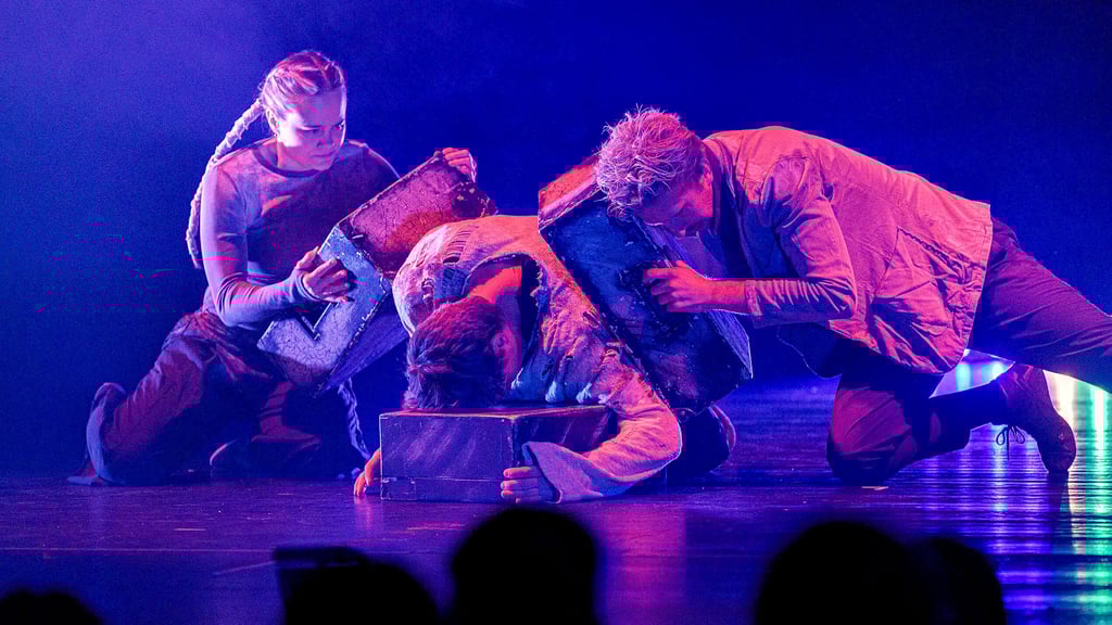  „Suitcases“ oder was jeder in seinem Koffer mit sich trägt, eine Performance über Menschen und Migration, zeigte Circus Upsala.  