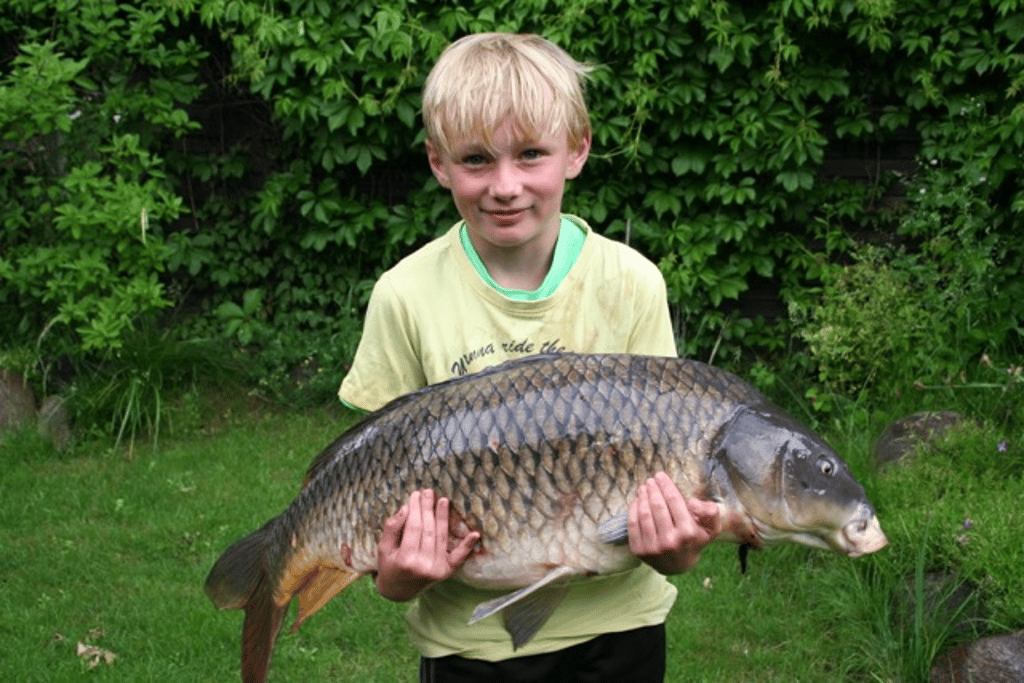 Jugendarbeit wird im Fischereiverein Burg groß geschrieben - mit Erfolg, wie man sehen kann: Phillip Stauf angelte einen fast zehn Kilo schweren Karpfen.