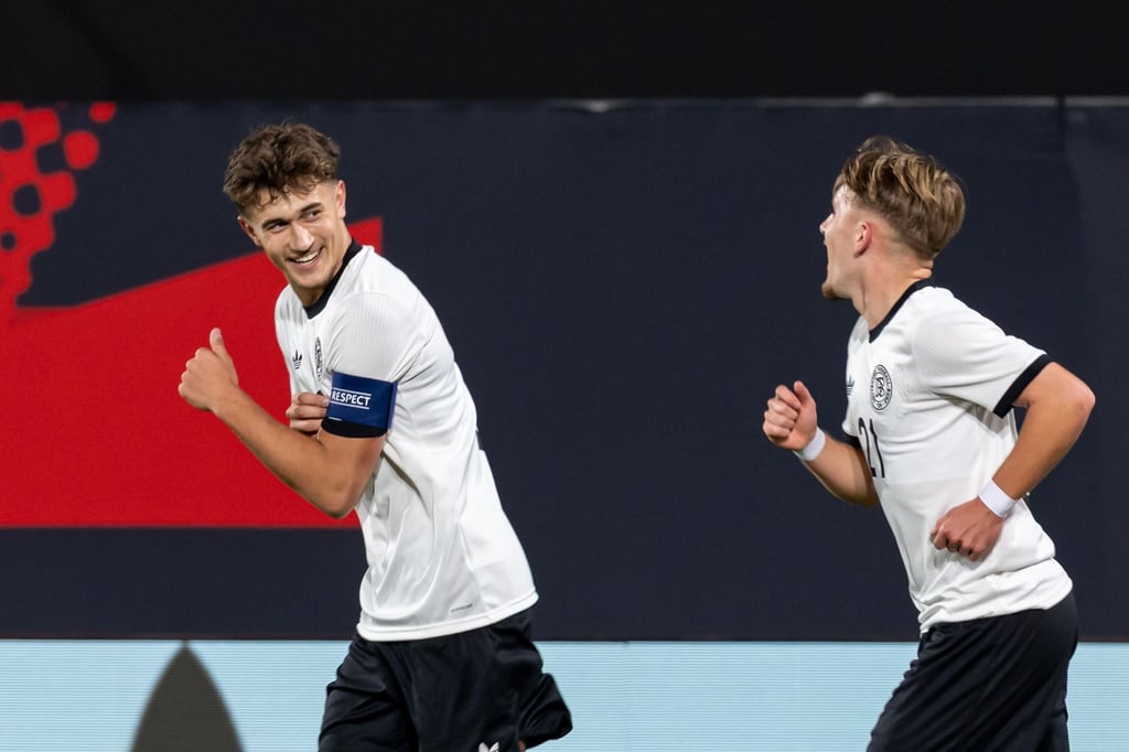 Tom Bischof (l) hatte gegen Malta hatte Spaß im Zusammenspiel mit Lennart Karl.