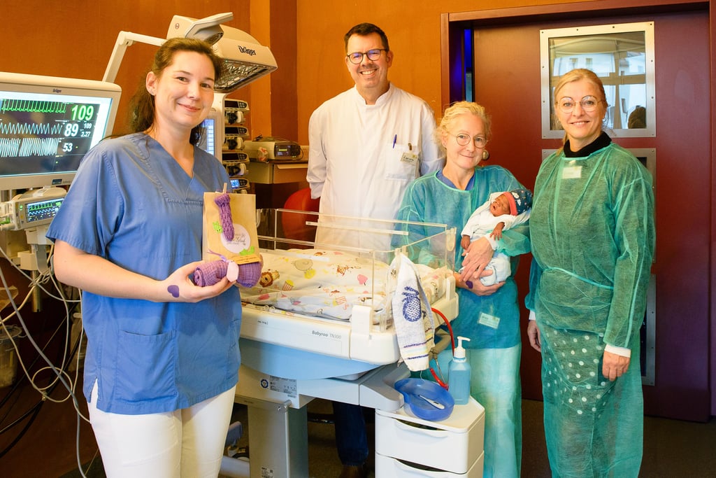 Auch bei schwierigen Geburtsverläufen ist die nötige Kompetenz vor Ort: (v.l.n.r.): Elisabeth Haufschild (Fachkraft für pädiatrische Intensivpflege), Klaus Oettel (Chefarzt der Klinik für Neonatologie und Kinderintensivmedizin), Nicole Riedel (Fachkraft für pädiatrische Intensivpflege), Doreen Schröder (Bereichsleitung).