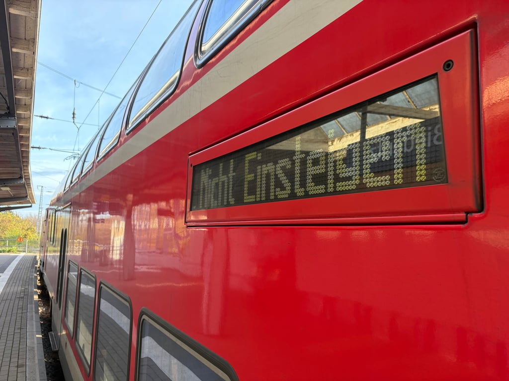 Bei der Regionalbahn 40 müssen sich Fahrgäste weiterhin auf Einschränkungen einstellen: Der Zug fährt nur bis zum Bahnhof Biederitz. Hier geht es in Richtung Burg nur mit Bussen weiter.   