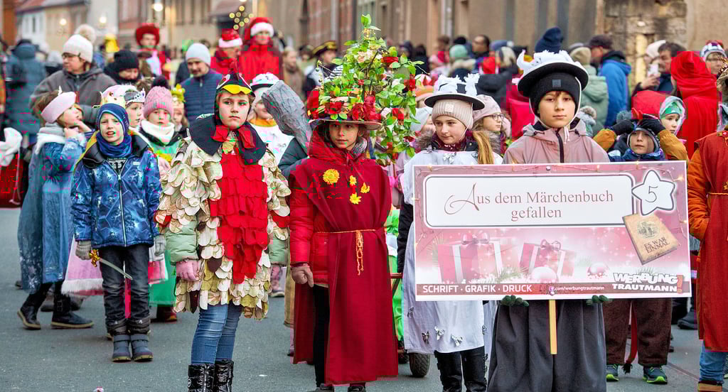 Mädchen und Jungen der Saubacher Kneipp-Grundschule zum traditionellen Bad Bibraer Märchenumzug im vergangenen Jahr. Die 22. Auflage am 13. Dezember 2025 ist indes von der Verwaltung abgesagt worden.