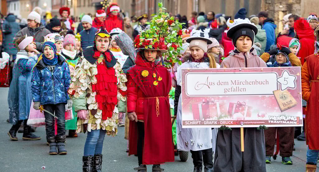 Mädchen und Jungen der Saubacher Kneipp-Grundschule zum traditionellen Bad Bibraer Märchenumzug im vergangenen Jahr. Die 22. Auflage am 13. Dezember 2025 ist indes von der Verwaltung abgesagt worden. 