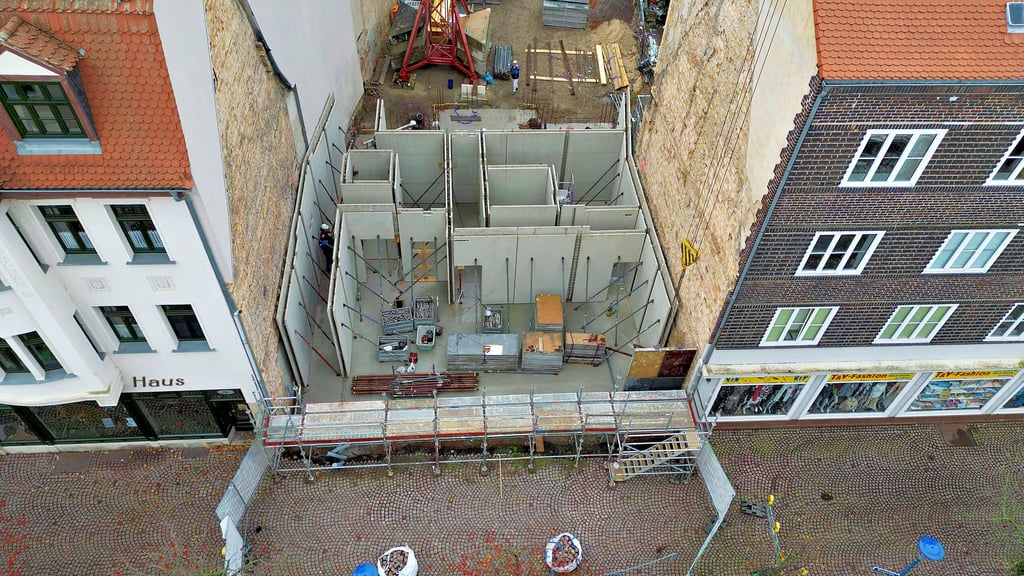 Die Baulücke in der Bitterfelder Burgstraße wird geschlossen. Hier errichtet die Neubi anstelle des Reuterhauses einen repräsentativen Neubau. 