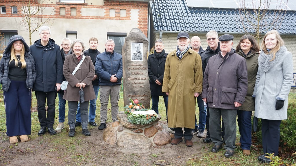 Die Nachfahren des Wilhelm Knud Schuppenhauer waren zur Einweihung des Denkmals gekommen. Um die Aufarbeitung der Geschichte hat sich das Adler-Filmteam um Frank Lesting und  René Franke gekümmert. Auch der Colbitzer Bürgermeister Ralf Ganzer unterstützt das Andenken weiter.