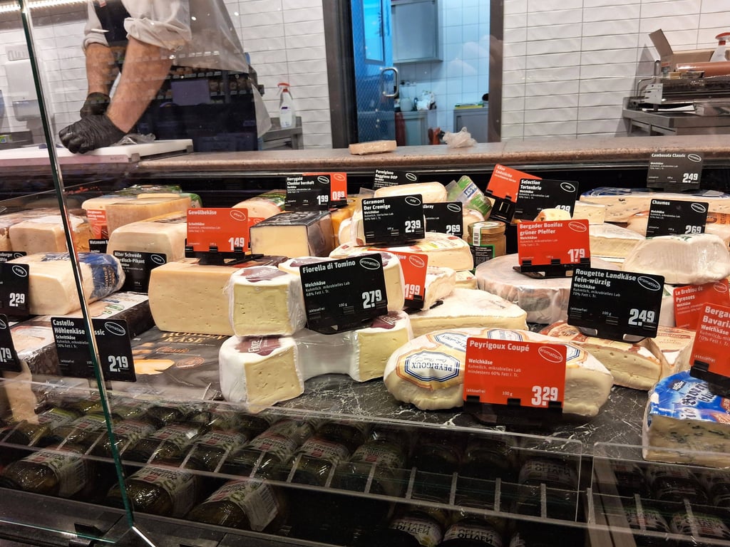 Käse wird in Supermärkten in gelblichen Licht angeleuctet - so sieht er frischer und apetitlicher aus.