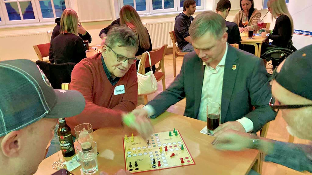 Auch Ascherslebens OB Steffen Amme (2.v.r.) versucht sein Glück beim ersten Ascherslebener Mensch-ärgere-dich-nicht-Turnier.