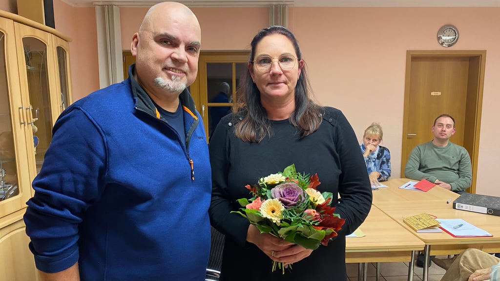 Ortsbürgermeister Ingolf Meyer begrüßt Sandra Fell als neues Mitglied im Ortschaftsrat Detershagen. Sie nimmt den Platz von Robert Wille im Gremium ein.