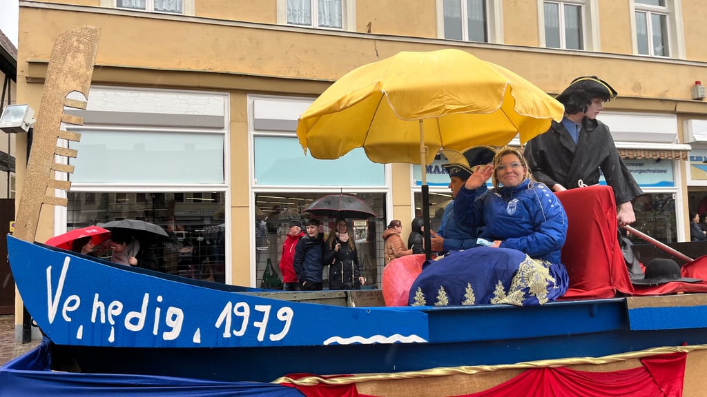 Passend zu Wetter kommt das Prinzenpaar des Tangermünder Carnevalvereins am Sonnabend im Boot vorbei. 