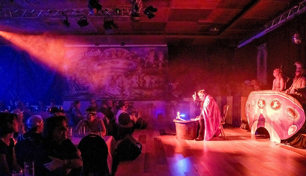  Wenn in Gräfenhianichen der Teufel los ist, gibt es oft nicht nur aufgezählte Missstände, sondern  auch viel zu lachen. 