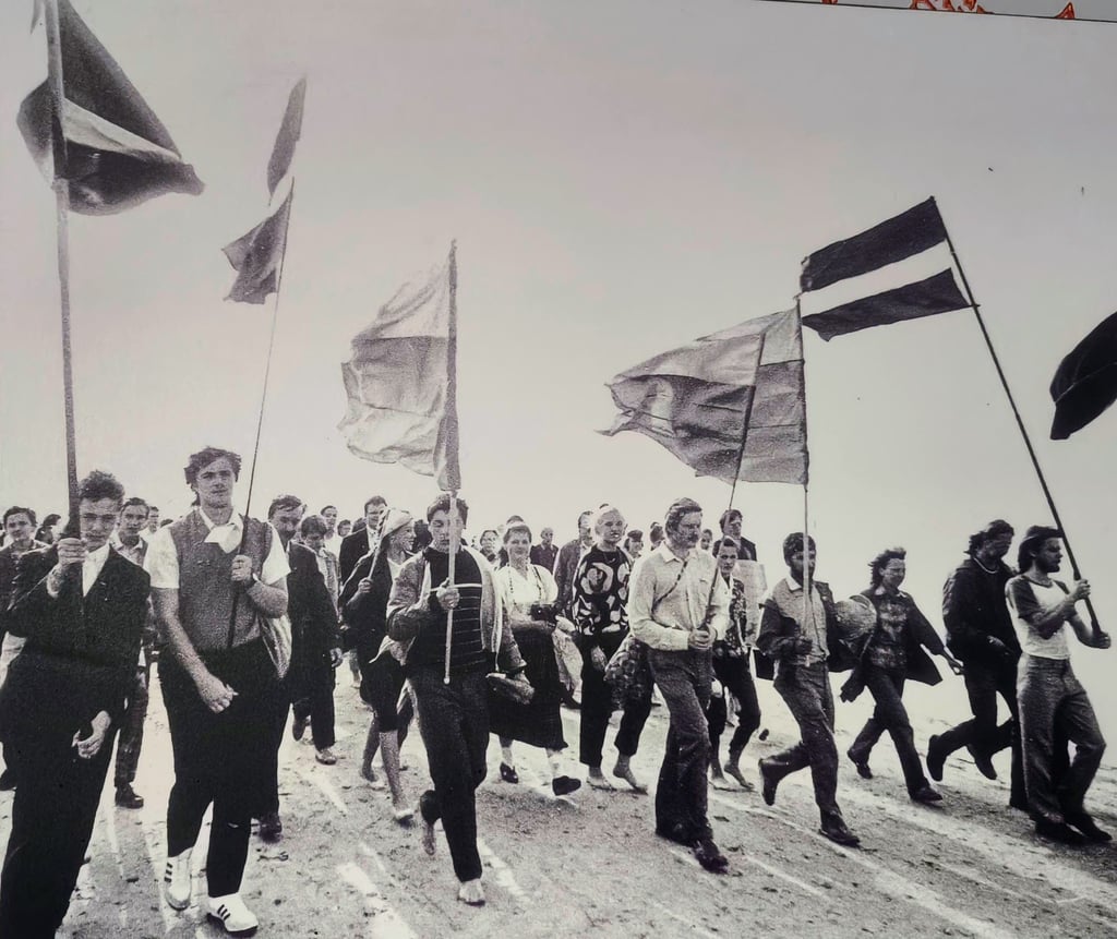 In Lettland, als Sowjetrepublik immer noch Teil des Kreml-Imperiums, gehen die Menschen für die Unabhängigkeit auf die Straße.