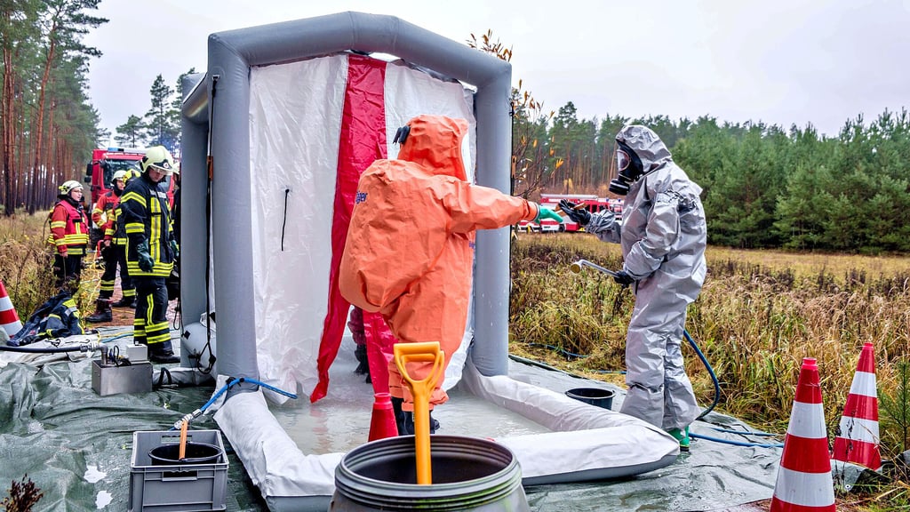  Der Abschnitt Dekontamination befreit die Einsatzkräfte von den Gefahrstoffen.