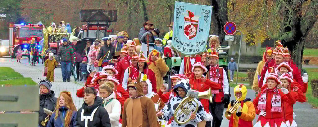 Der Umzug der Osterwiecker Karnevalisten führte nicht wie sonst üblich durch die Altstadt, sondern ausnahmsweise drum herum zum Sportplatz. 