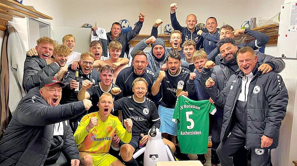 Jubel beim SV Rotation Aschersleben: Der Salzlandligist schaltete im Salzlandpokal den TSV Grün-Weiß Kleinmühlingen/Zens aus. 