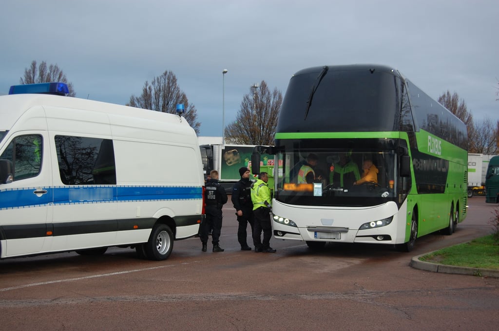 Auf dem Autohof Zorbau kontrolliert die Polizei eine Reihe von Reisebussen, die auf der A 9 unterwegs sind. 