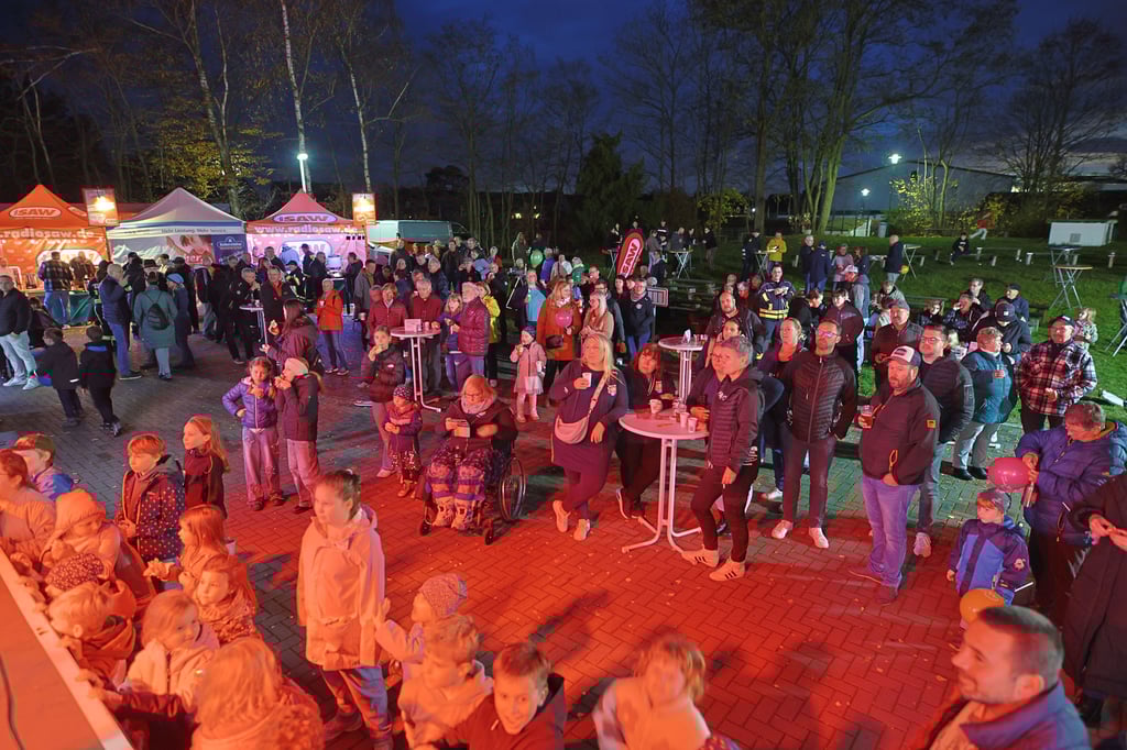 Spontan versammelten sich viele Besucher in Güsen.