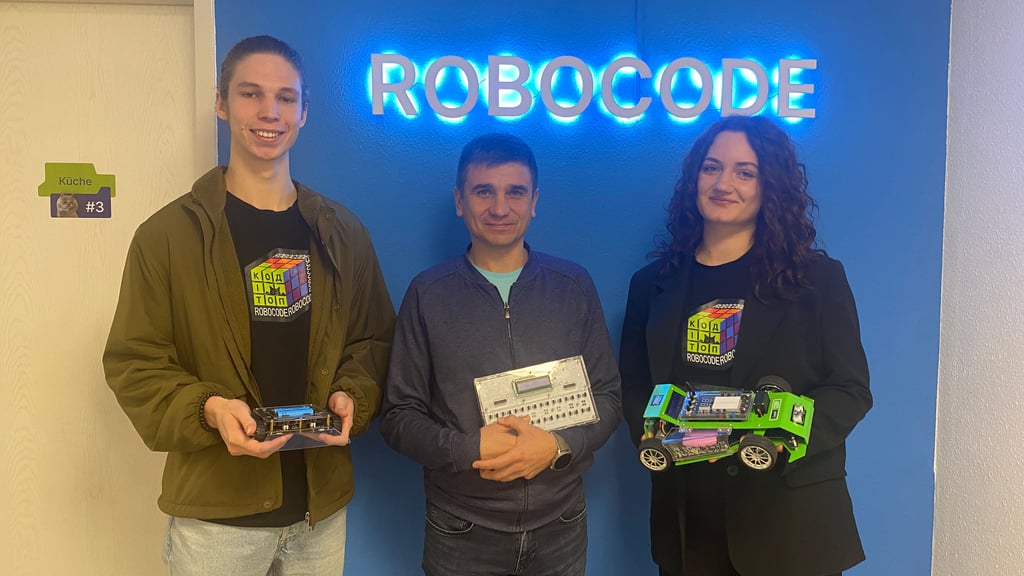 Ihor Azovskyi (v. l.), Oleksandr Kovtashynets und Anastasiia Dziuba bringen in der IT-Schule „Robocode“ Kindern Coding und Robotik näher.