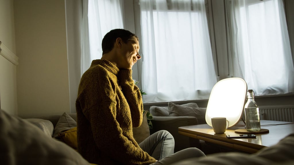 Tageslichtlampen sollen gegen Winterdepression helfen - Dauer und Abstand sind allerdings entscheidend.