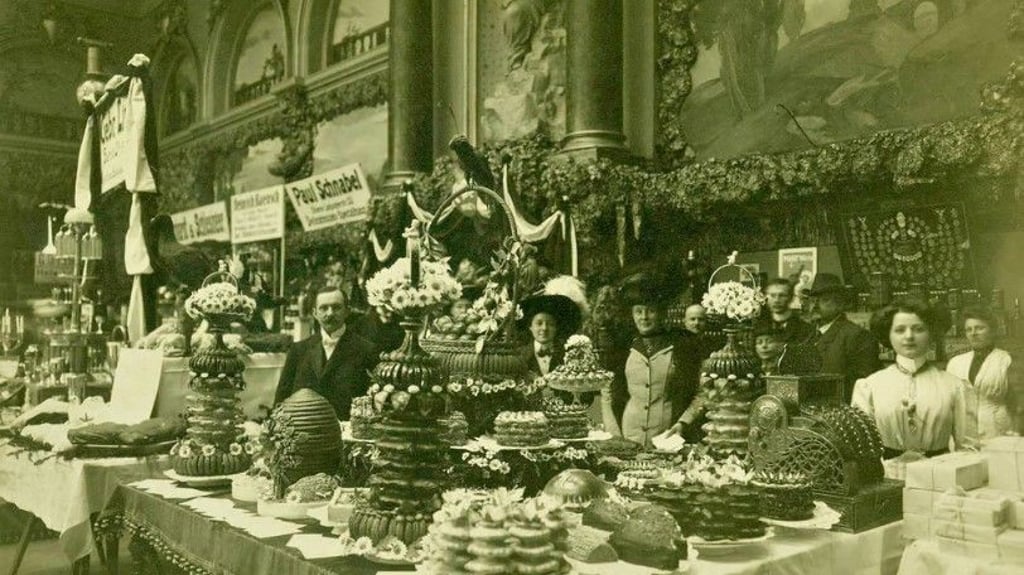 Reichlich gedeckte Tische bestimmten das Bild in einer Kochausstellung im Jahr 1911, von Lerchen als Delikatesse war da nicht mehr die Rede.
