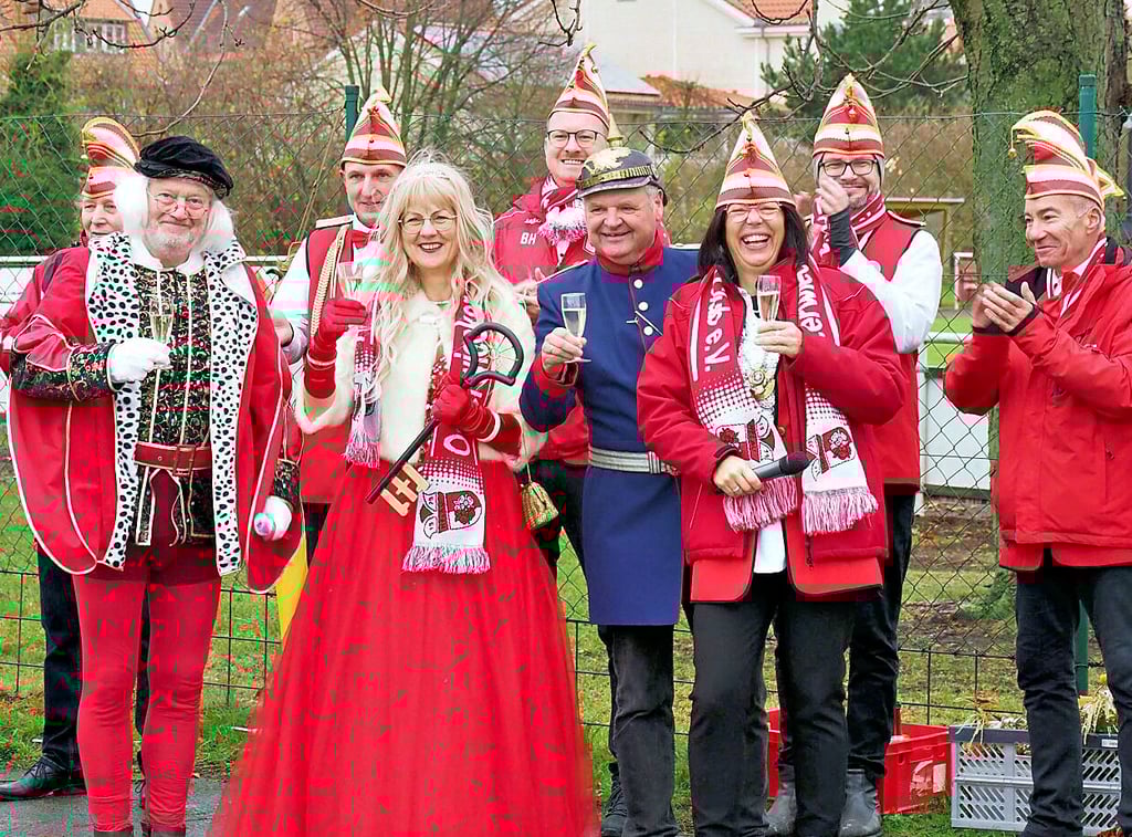 Mit einem Glas Sekt auf den Rathausschlüsssel angestoßen. Vorn von links: Prinzenpaar Holger und Angela Greulich, Bürgermeister Dirk Heinemann und Sitzungspräsidentin Ulrike Alpert.
