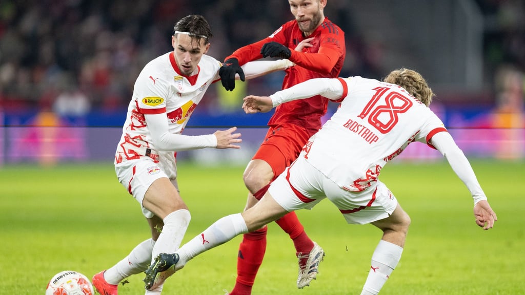 Der FC Bayern um Konrad Laimer (M) spielt am 6. Januar in Salzburg. (Archivbild)