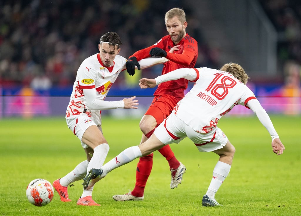 Der FC Bayern um Konrad Laimer (M) spielt am 6. Januar in Salzburg. (Archivbild)