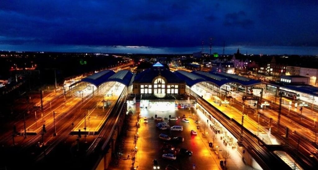 Der Hauptbahnhof Halle bei Nacht. Geht es nach dem Willen der Stadt, soll die Deutsche-Bahn ihre Konzernzentrale an die Saale verlegen.