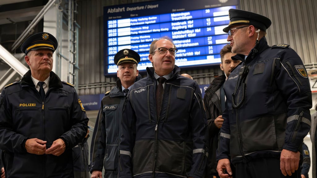 Am Münchner Hauptbahnhof war Bundesinnenminister Alexander Dobrindt (CSU) dabei. (Archivfoto)