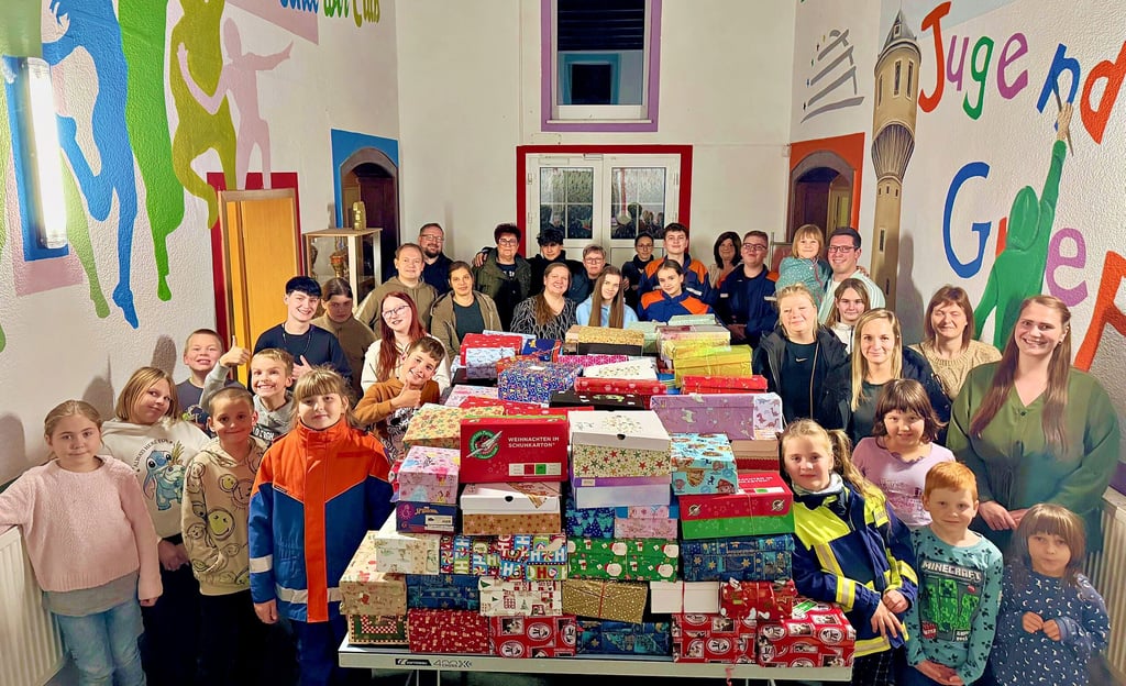 Stolz präsentieren die Kinder und vielen Helfer ihre liebevoll verpackten Schuhkartons nach der Aktion am Donnerstag in Greppin.
