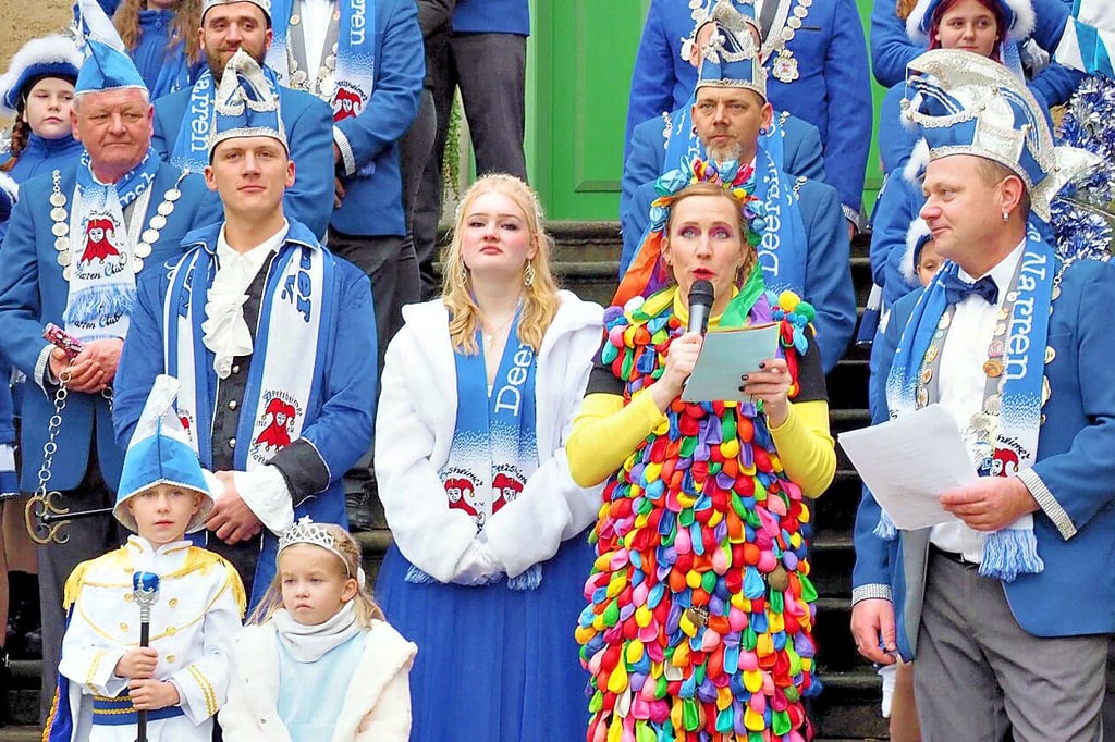 Nach einer gereimten Rede über Freud und Leid in Deersheim bekommt DNC-Präsident Mario Kuß den Schlüssel von Ortsbürgermeisterin Melanie Huchel (von rechts) überreicht. Links daneben stehen die beiden Prinzenpaare.