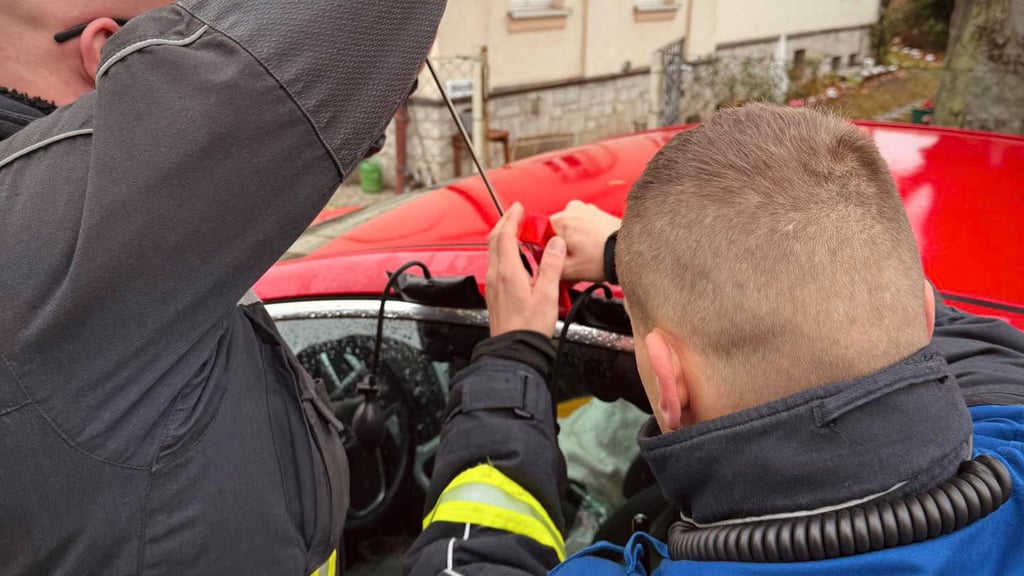 Die Ascherslebener Wehr rettet ein Kind aus einem verschlossenen Auto.