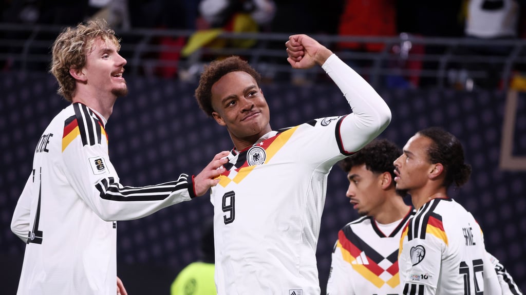 Assan Ouedraogo (r.) bejubelt sein erstes Länderspieltor bei seinem Debüt für Deutschland.