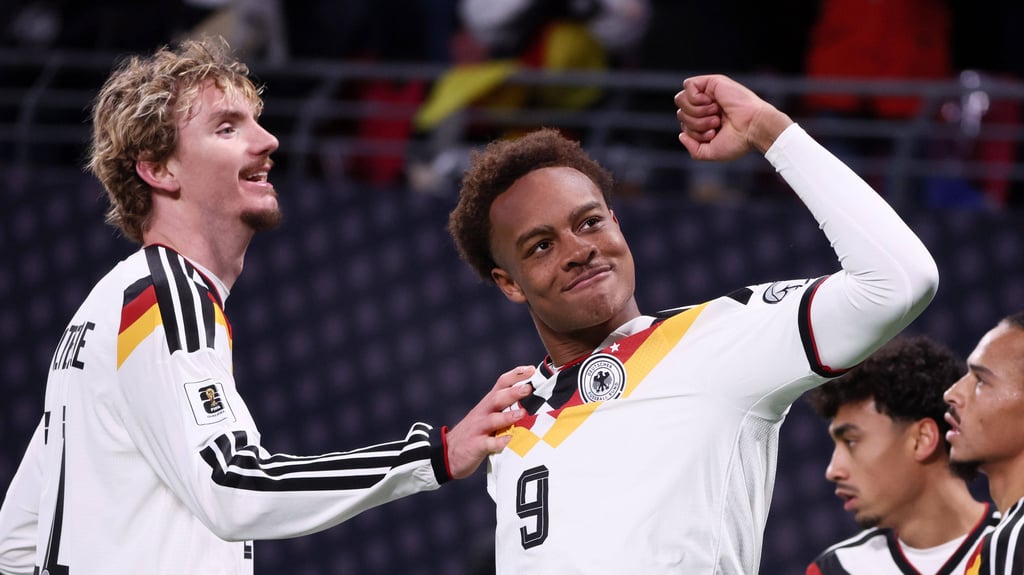 Assan Ouedraogo (r.) bejubelt sein erstes Länderspieltor bei seinem Debüt für Deutschland.