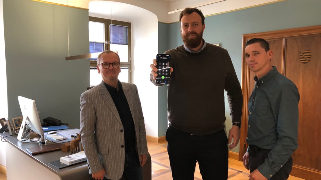 Der Weißenfelser Oberbürgermeister Martin Papke präsentiert mit Sven Hantschel (l.) und Michael Kraft im Rathaus, wie KI-Assistent Charly künftig Fragen von Bürgern am Telefon bearbeitet.