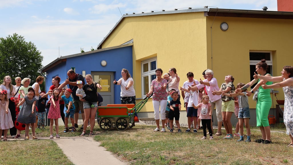 Nach der Sanierung im Gebäude feierte die Kita Sonnenkäfer in Sandau 2023 ein Rückkehrfest.
