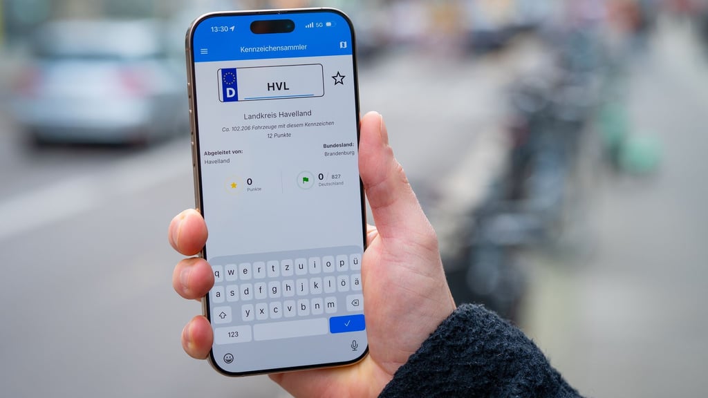 12 Punkte fürs Havelland. Die Kennzeichensammler-App zeigt die Landkreise zu den Kennzeichen-Abkürzungen an und belohnt einen mit Punkten für besonders seltene Kennzeichen.