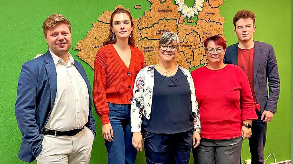 Der neue Vorstand der Grünen im Saalekreis: Kevin Aether (v. l.) – Beisitzer, Maike Juds – Vorsitzende, Susanne Otto – Vorsitzende, Sylvia Gerloff – Schatzmeisterin, Leon Lenny Elias Eisfelder-Mylius – Beisitzer. 