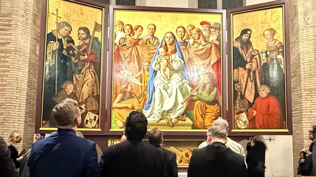 Der Cranach-Triegel-Altar ist in der Marienkirche des Friedhofs Campo Santo Teutonico zu sehen.