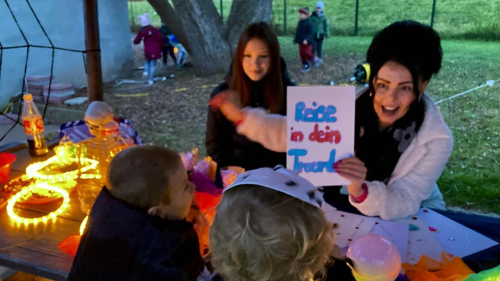 Blick in die Tarot-Karten: Auch eine Reise ins Traumland war bei den Gierslebener Wipperzwergen möglich.