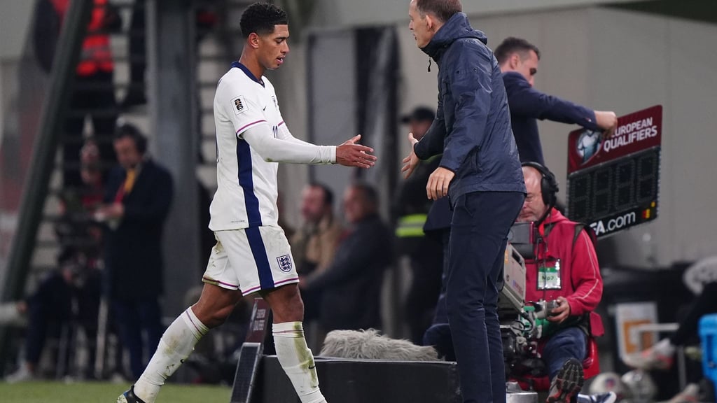 Jude Bellingham klatscht bei der Auswechslung noch mit Thomas Tuchel ab.