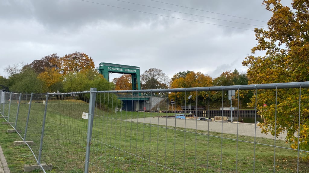 Die Schleuse in Niegripp bleibt bis Mai 2027 aufgrund von Bauarbeiten für den Schiffsverkehr gesperrt.